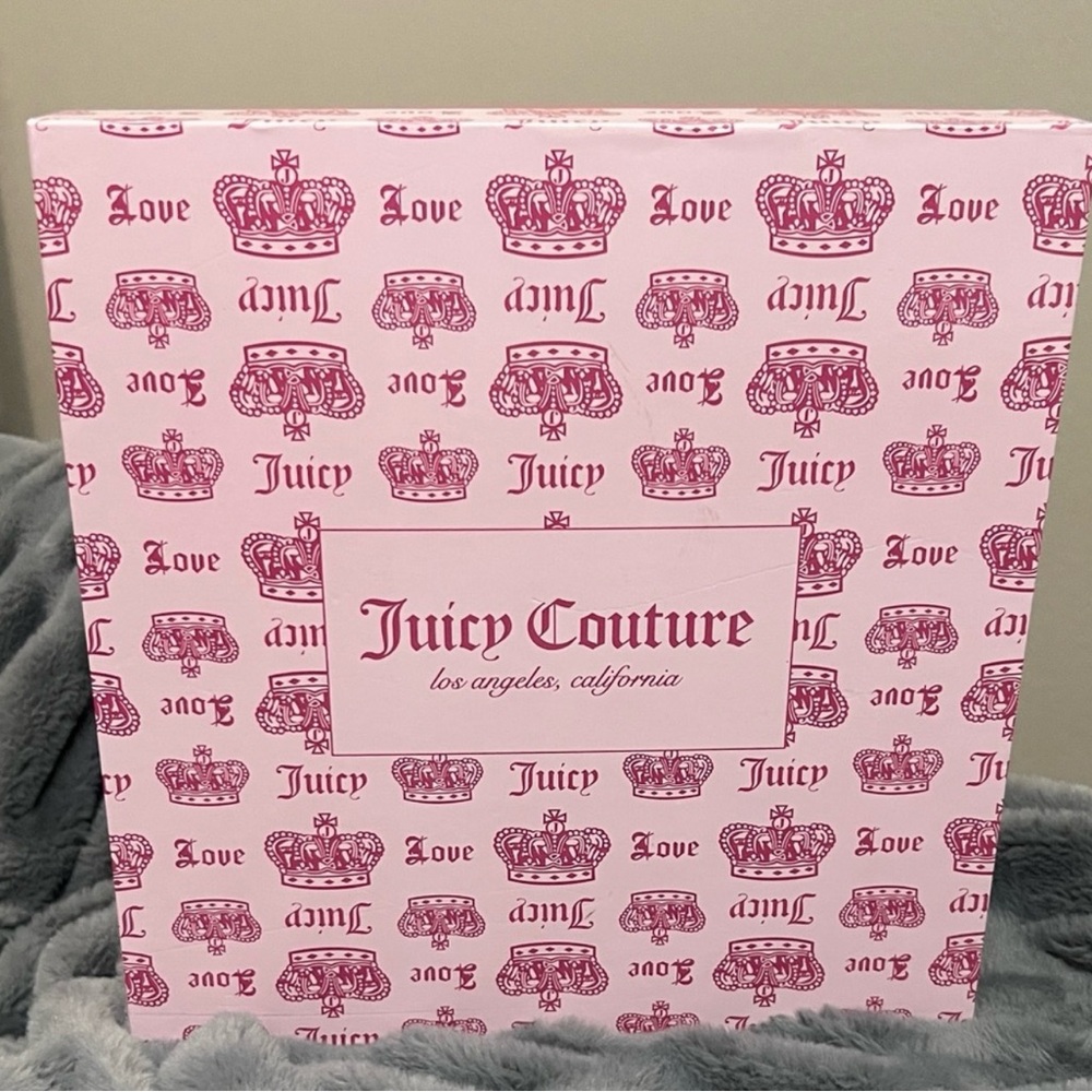 Juicy Couture Big Spender 3-Piece
Gift Box Set in velvet "Liquorice" colorway. - Picture 6 of 6